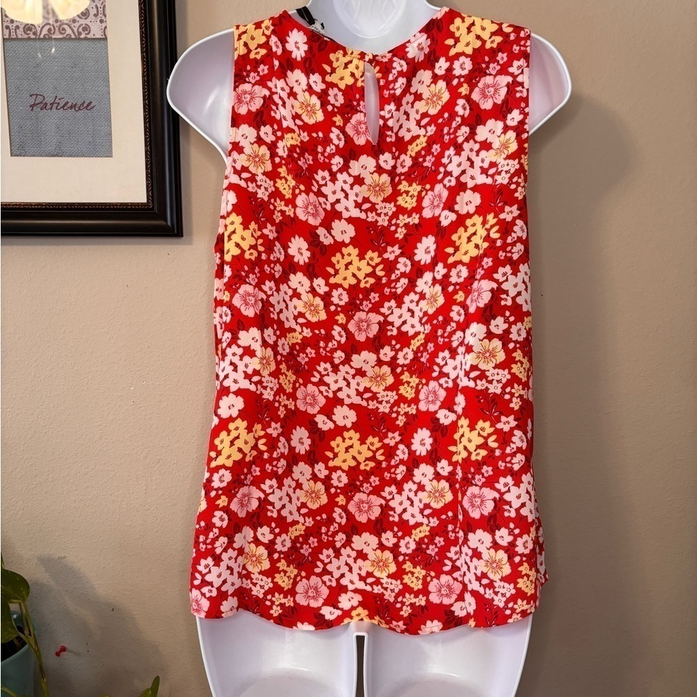 41 HawthornWomen V-Neck Sleeveless Floral Top, Red size medium - Picture 2 of 8